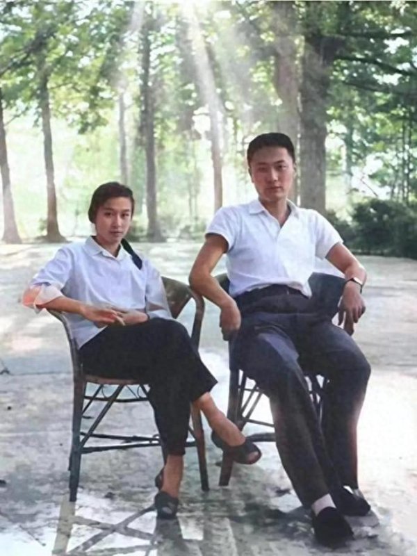 配资盘 75年粟惠宁与陈毅儿子度蜜月的留影，二人门当户对，天造地设一对