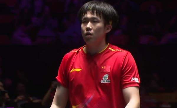 展鵬配资 王楚钦首秀抗日成功！赛后开玩笑活一天是一天，对手一脚把球踢飞